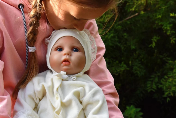 Boneca Bebê Reborn: 6 benefícios de brincar na infância